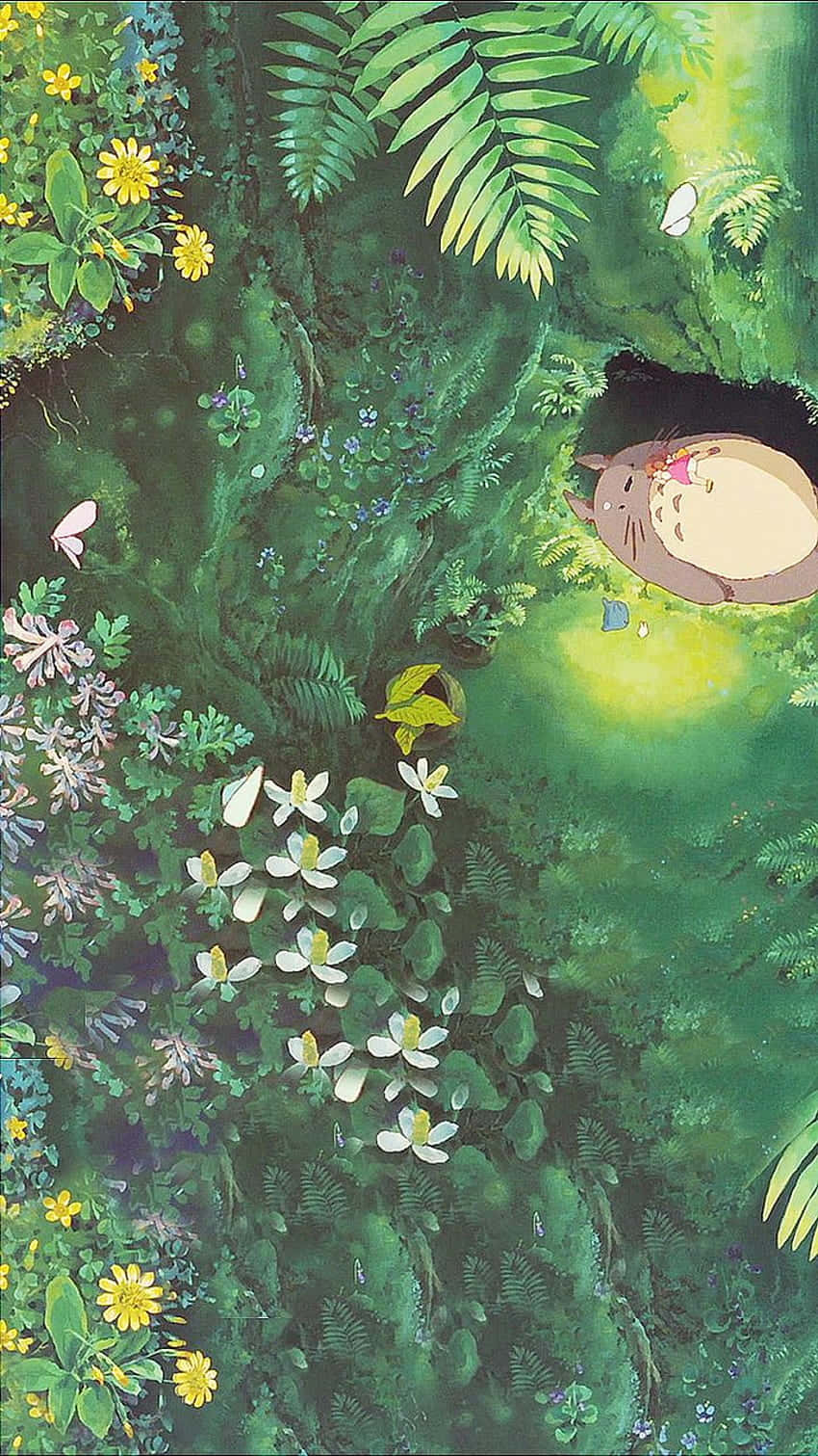 龍貓在充滿活力的綠色樹葉和盛開的花朵中，於樹洞中平靜地休息。