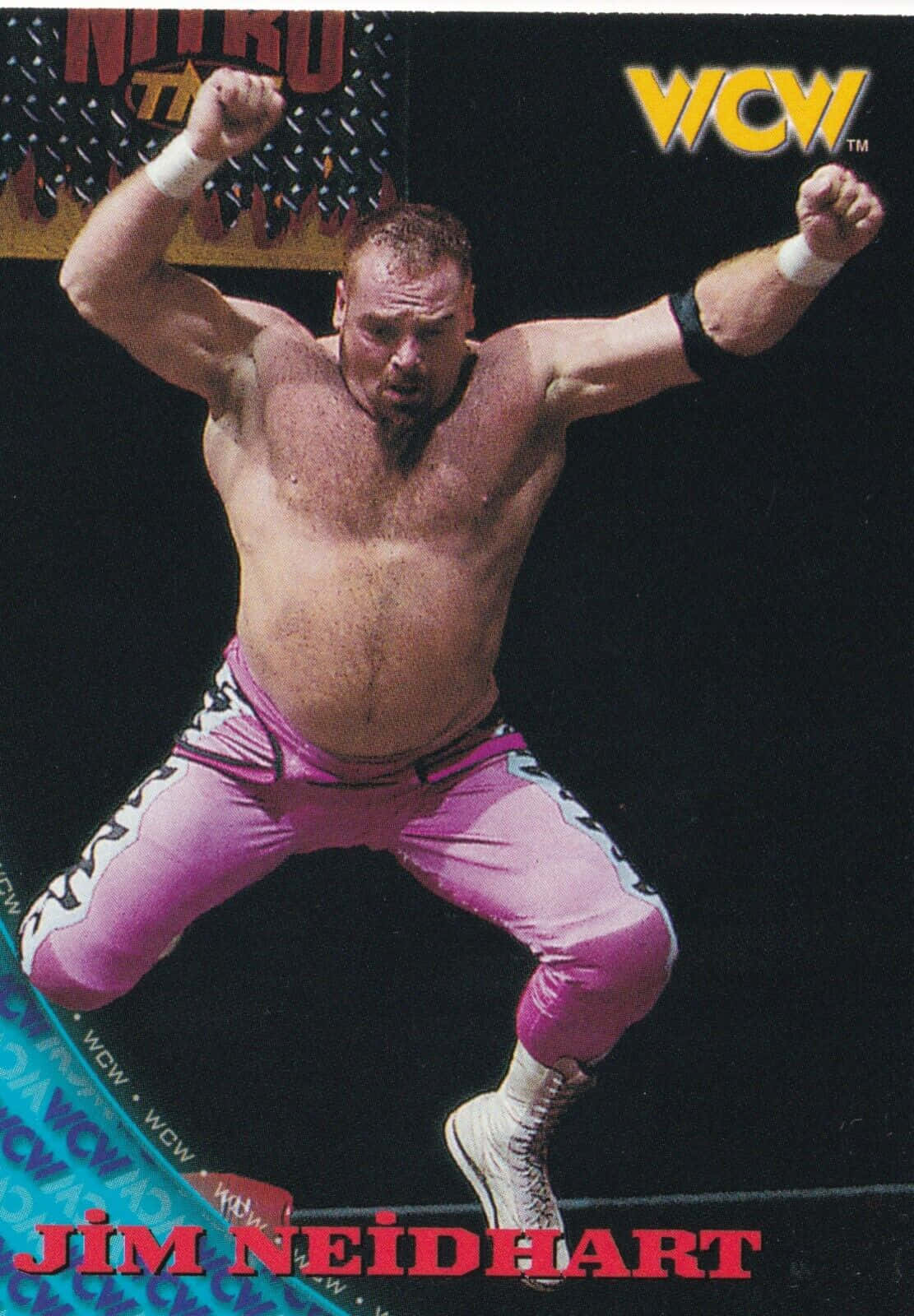 吉姆·尼德哈特躍入擂台 壁紙 — 摔角手 Jim Neidhart 穿著粉紅色緊身褲，在 WCW Nitro 背景下舉起拳頭躍起半空。