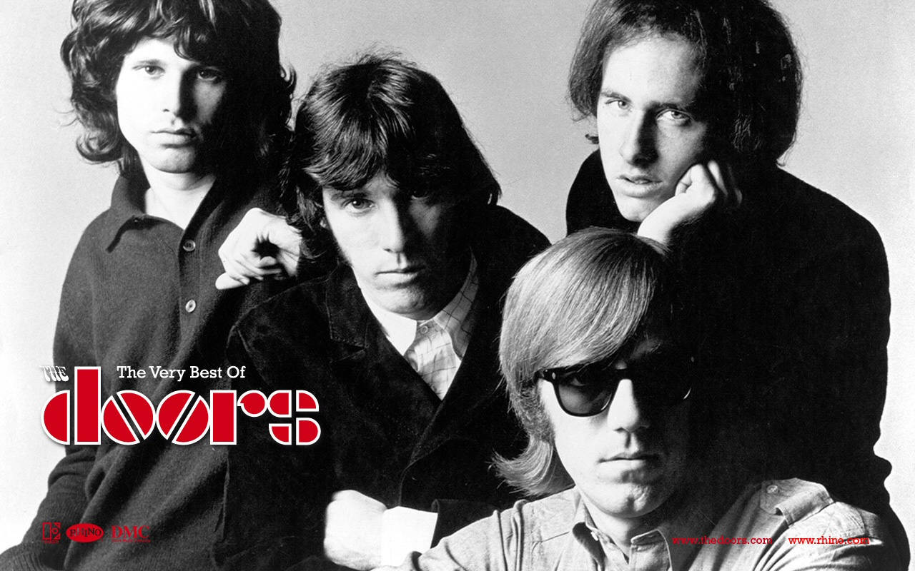 吉姆·莫里森與樂隊 壁紙 — The Doors 的四位成員在經典黑白工作室肖像中強烈擺姿勢，並帶有醒目的紅色標誌覆蓋層。