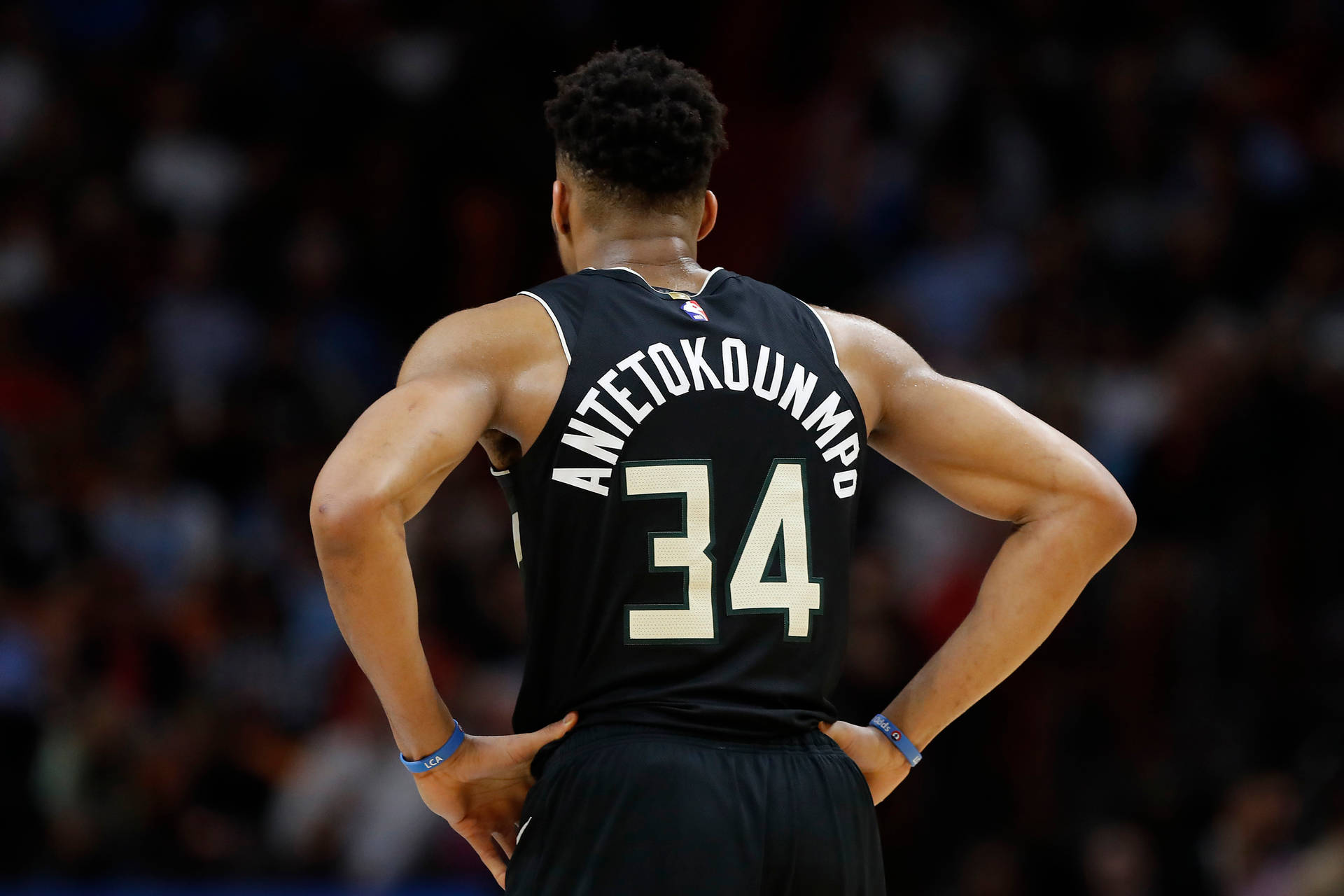 籃球運動員Antetokounmpo身穿黑色34號球衣，雙手叉腰。