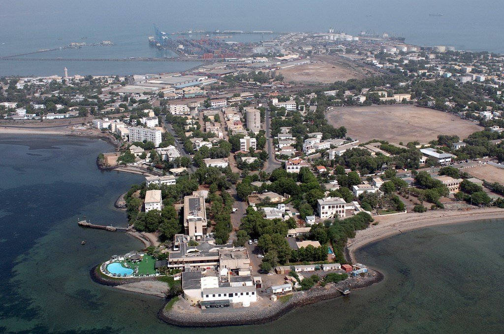 沿海城鎮，從上方可見建築物和一個大型港口。