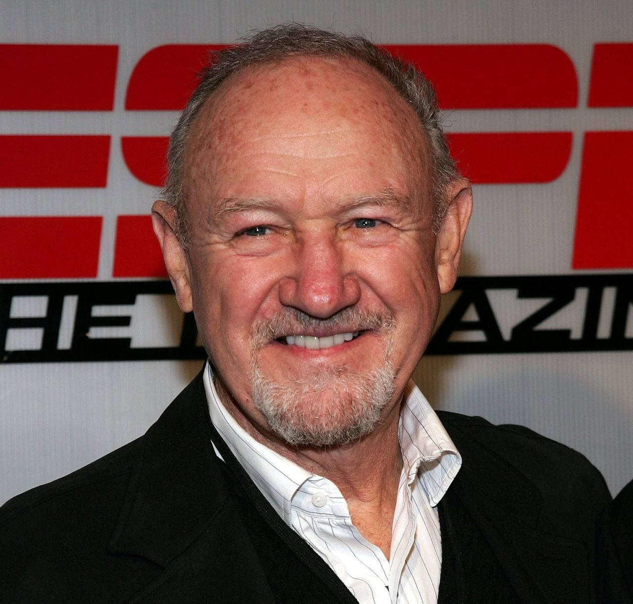 微笑的老年男子身穿黑色西裝外套在ESPN雜誌活動中。