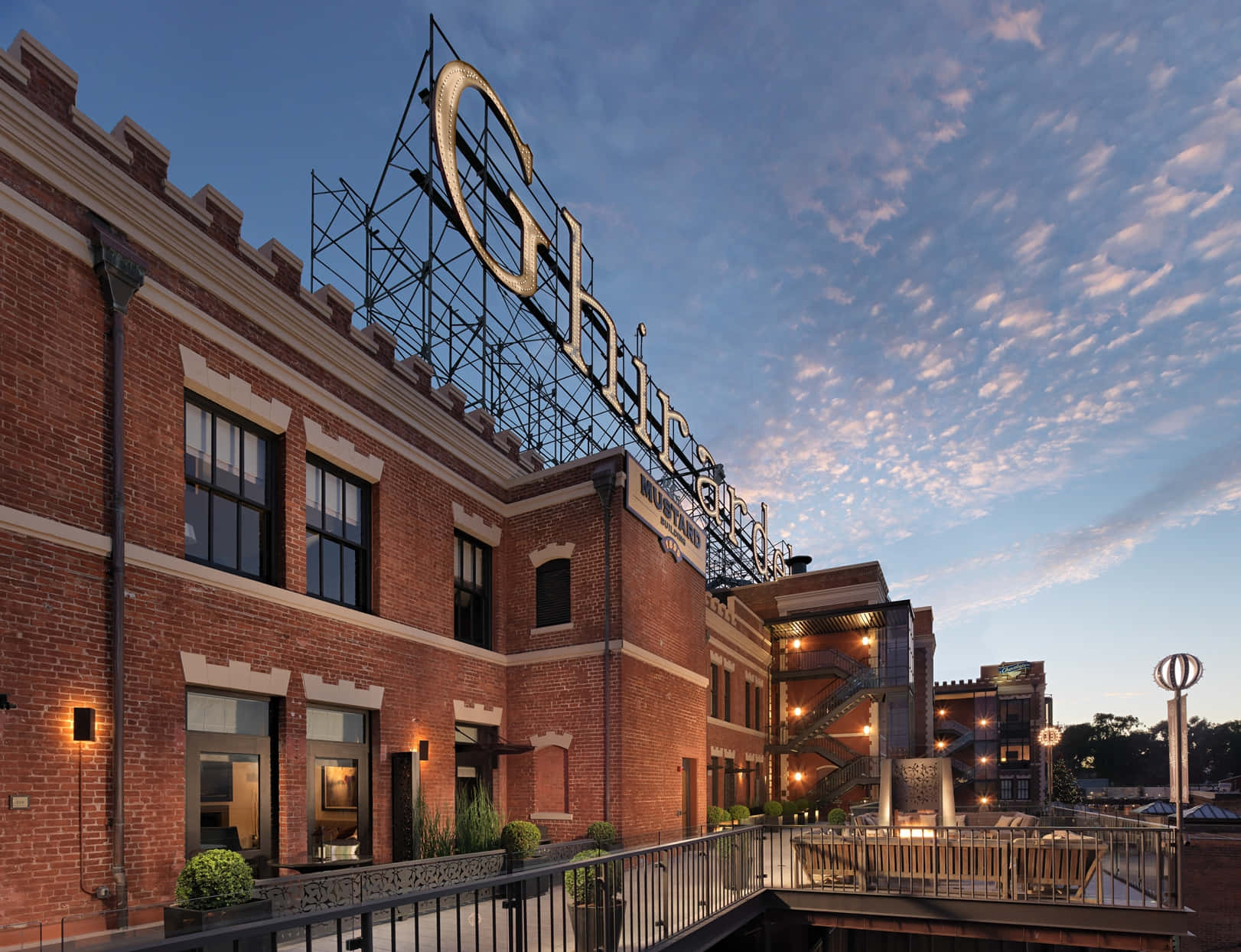 黃昏時的 Ghirardelli 朱古力工廠，帶有發光標誌和戶外座位。