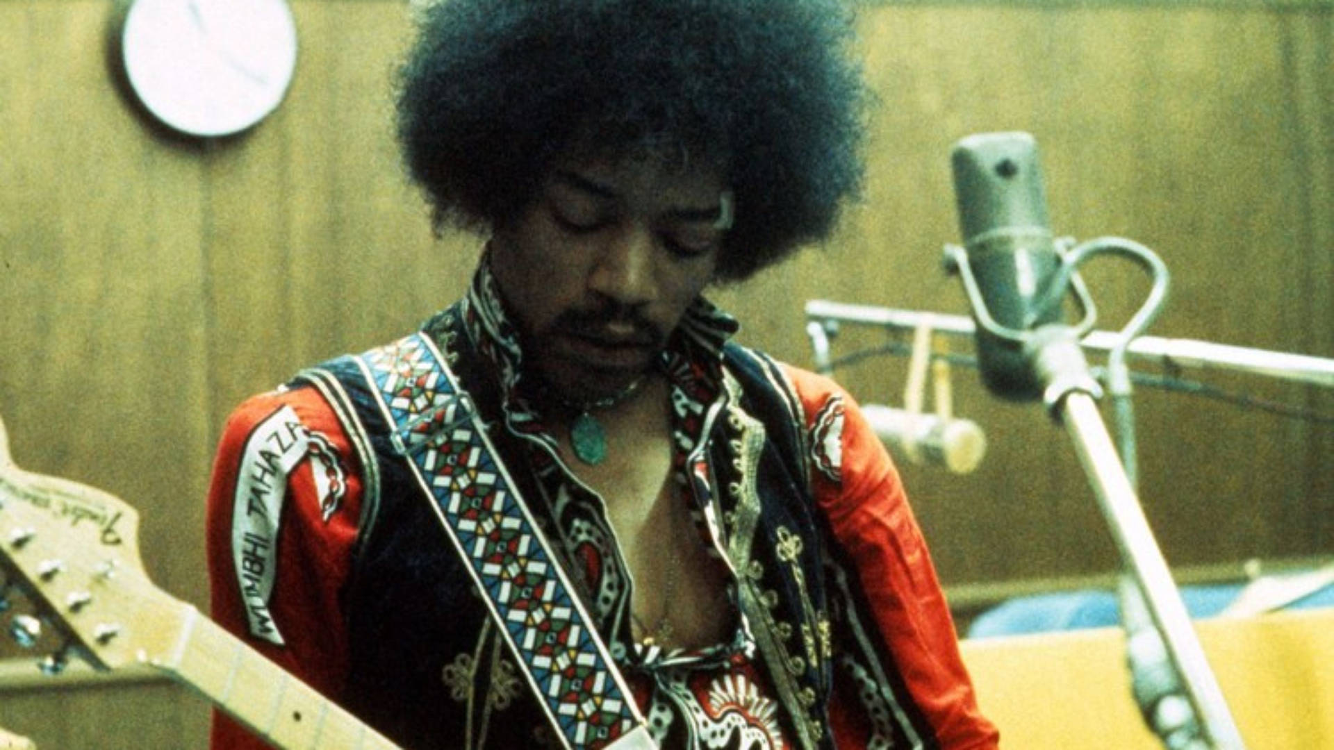 Jimi Hendrix 在錄音室彈奏電結他。