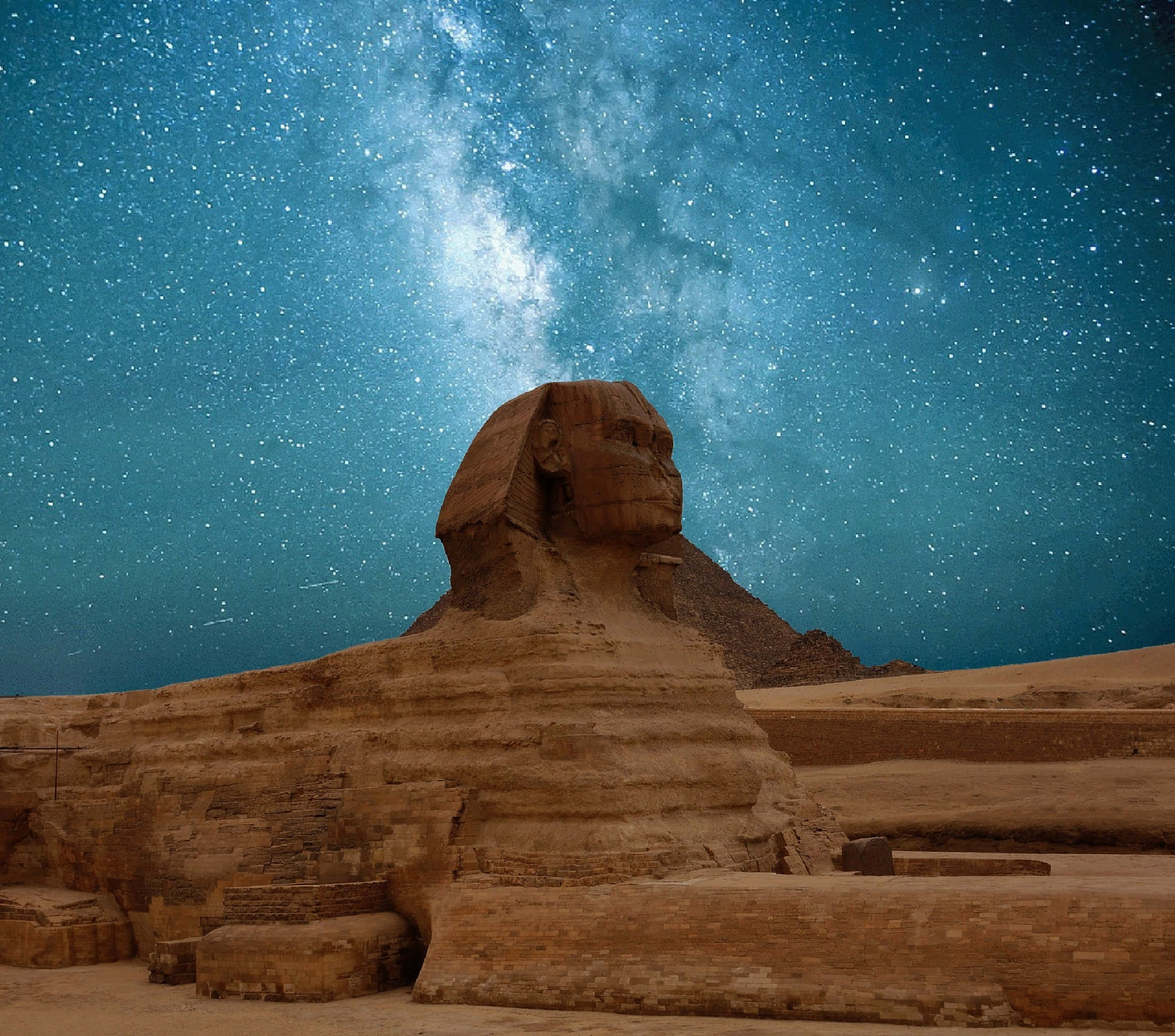 Ancient Egypt 桌布 壁紙 — 吉薩大獅身人面像在燦爛星空下莊嚴矗立，銀河在其上方拱起。