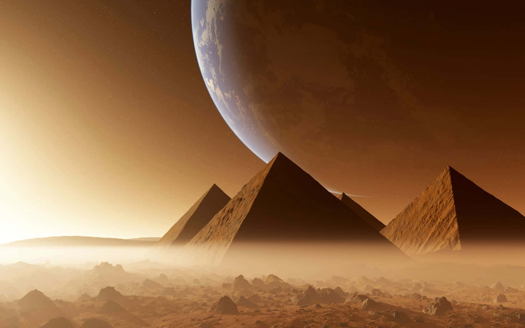 吉薩金字塔與巨行星 壁紙 — 古老金字塔從塵土飛揚的外星沙漠中升起，在朦朧的橙色天空下，一顆巨大的藍色行星懸掛其上。