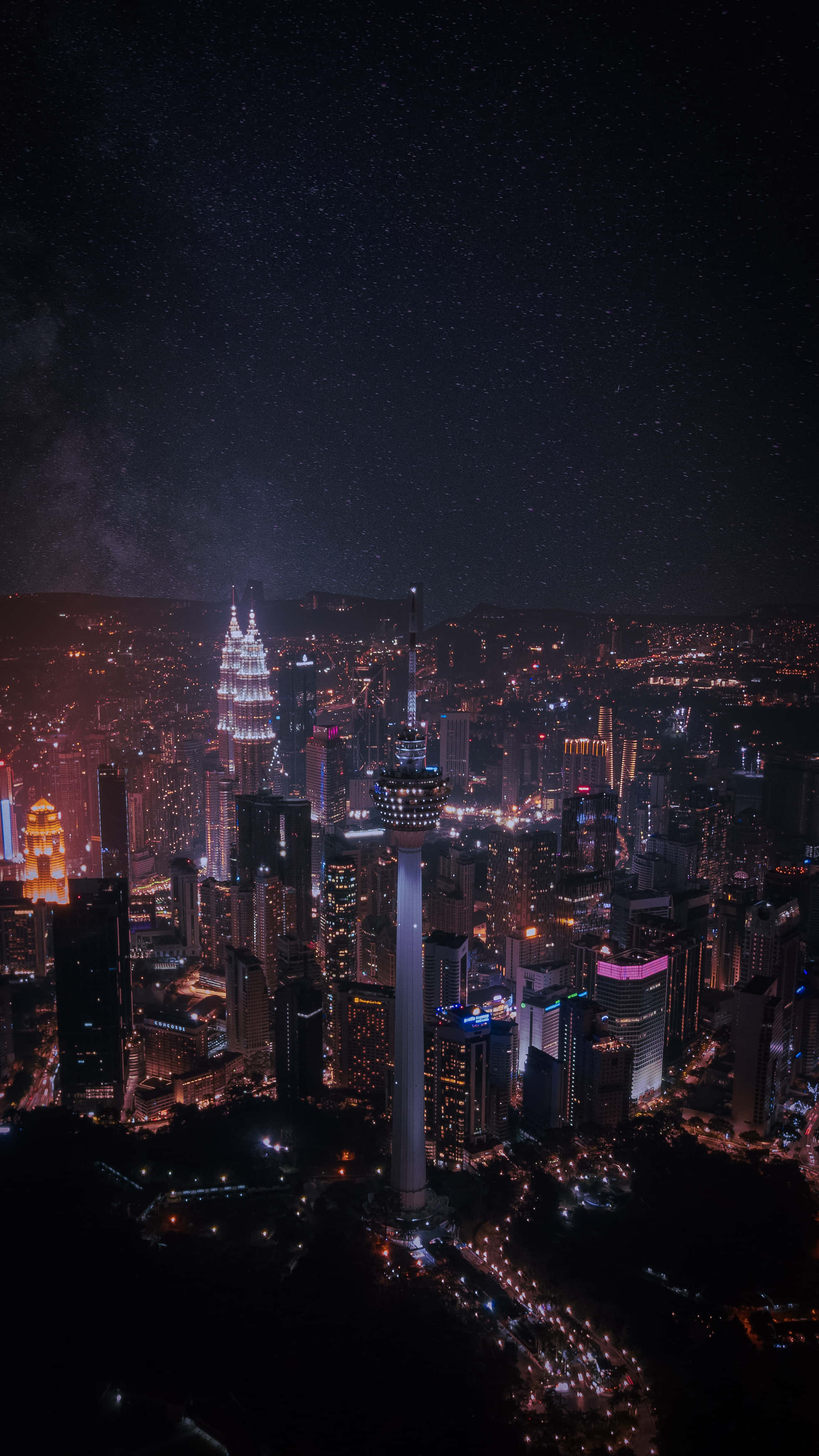 吉隆坡城市夜景 壁紙 — 吉隆坡天際線的夜間航拍景色，雙子塔和吉隆坡塔在星空下閃耀。