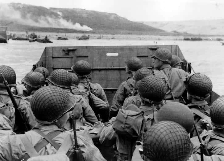 軍事兩棲行動中，戴頭盔的士兵在登陸艇上。