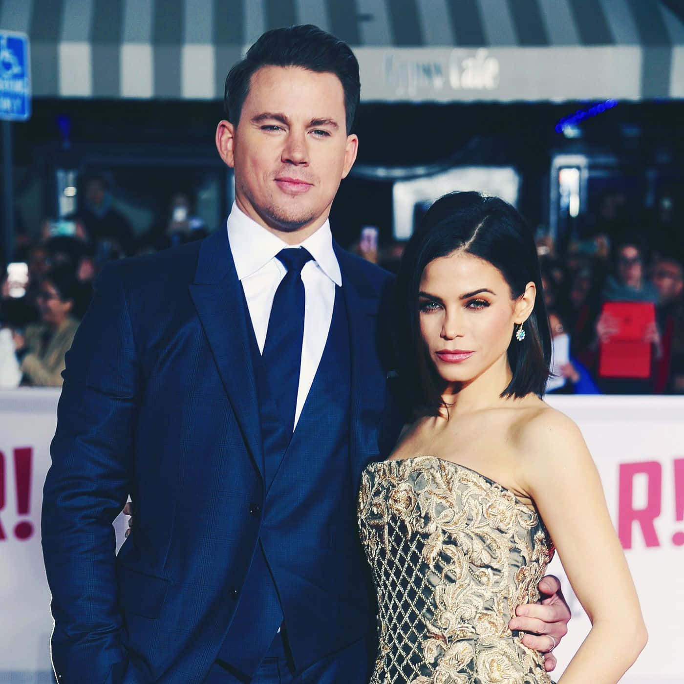 名人情侶紅毯亮相 壁紙 — Channing Tatum 和 Jenna Dewan 在明亮的燈光下一起在紅地毯上擺姿勢，身後有群眾。