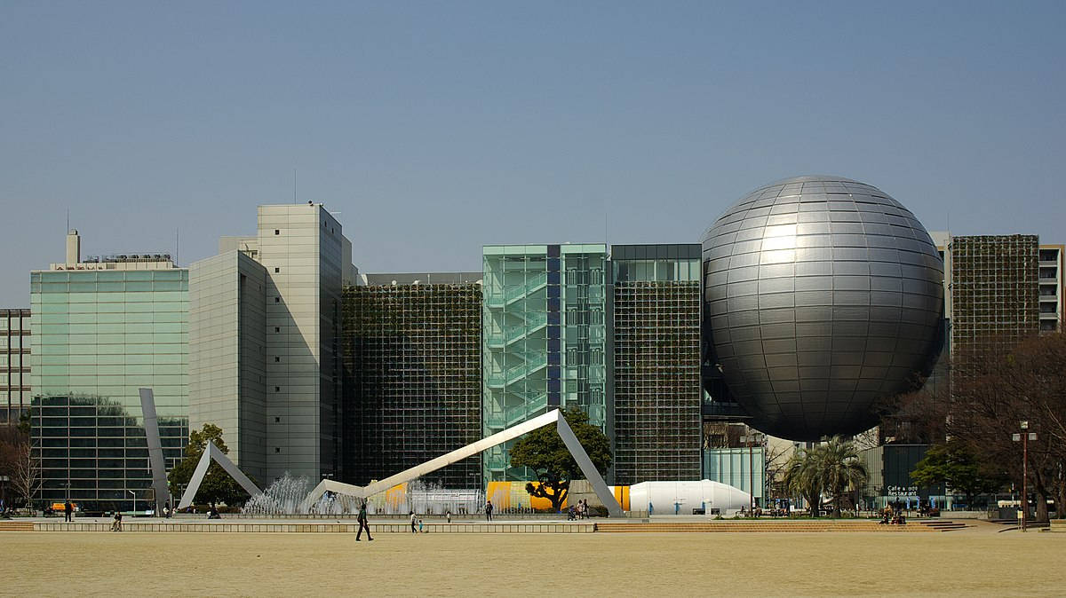 名古屋科學博物館風景 壁紙 — 現代建築群，特色是巨大的金屬球體和玻璃建築，在清澈的藍天下。