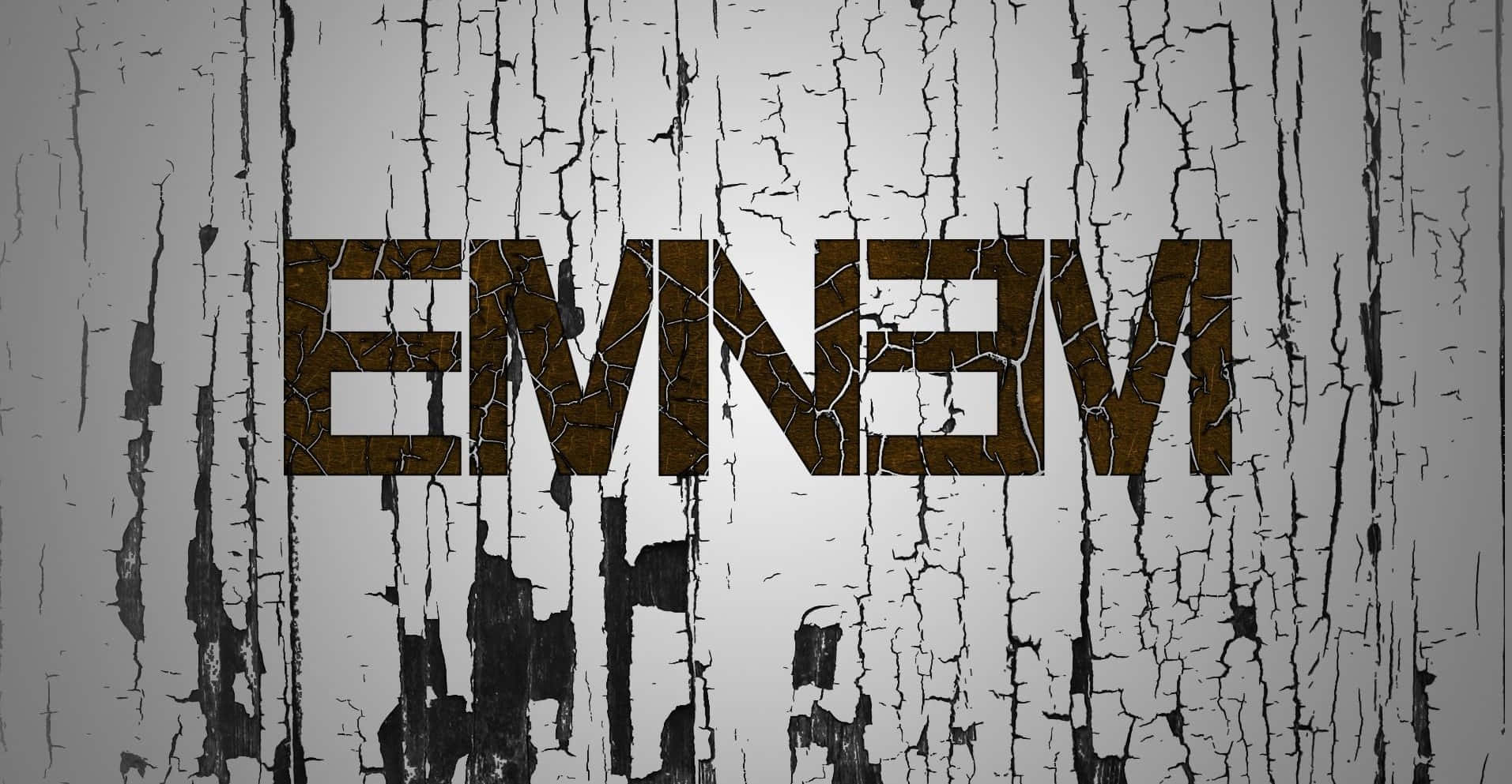Eminem 桌布 壁紙 — 名字 EMINEM 以粗體裂紋字體出現在一面風化灰色、油漆剝落的牆上。
