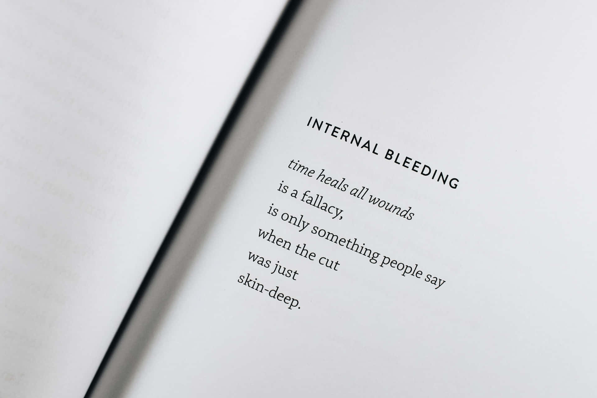 書頁的特寫，標題為 Internal Bleeding，以及一首關於癒合的詩。