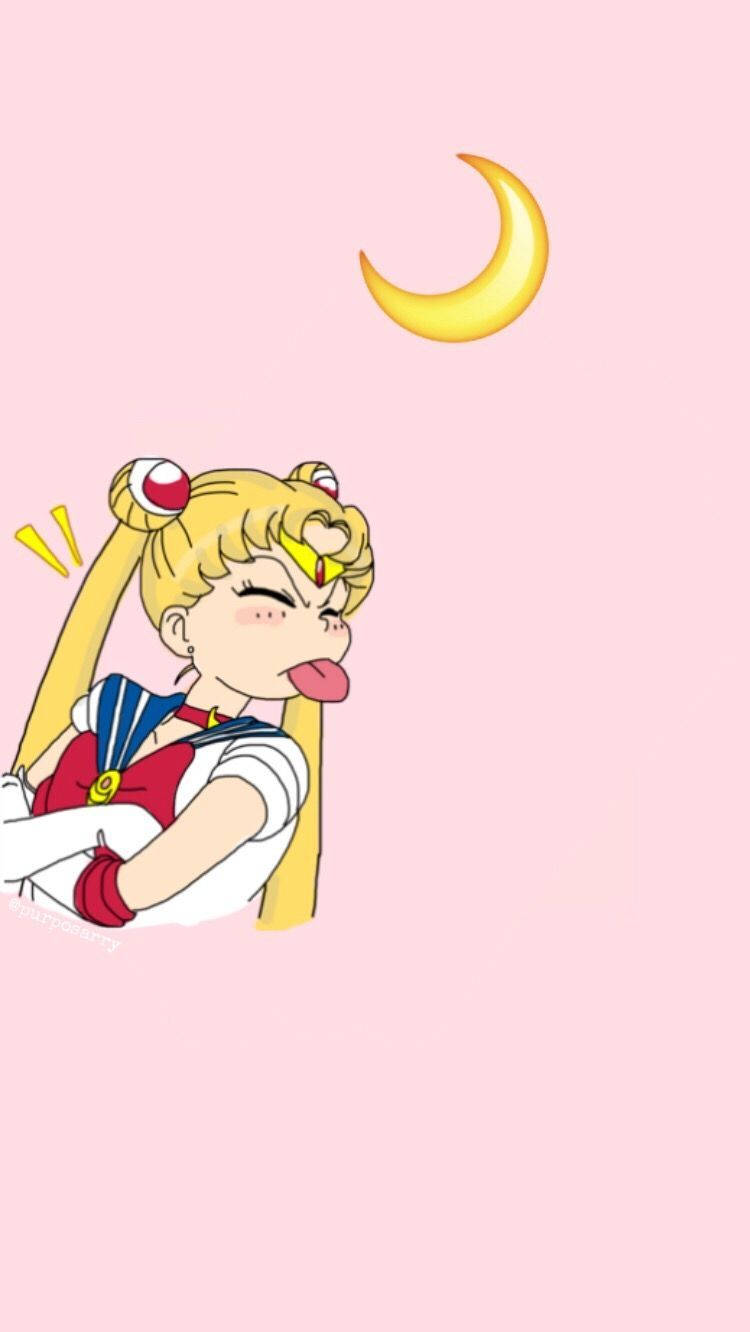 吐舌 Usagi 美少女戰士 iPhone 壁紙 — 一個穿著水手服的可愛動漫女孩在粉紅色背景上的黃色新月下頑皮地伸出舌頭。