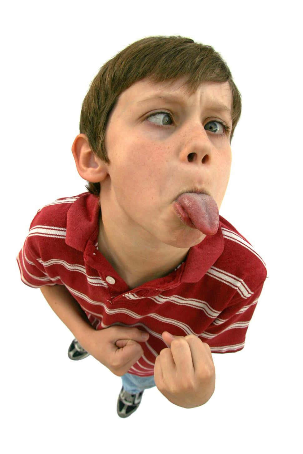 吐舌頭的搞笑男孩圖片 壁紙 — 一個穿著紅色條紋襯衫的小男孩伸出舌頭，帶著頑皮的表情向上看，背景為白色。