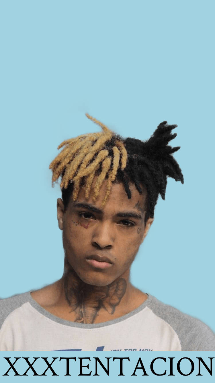 音樂家 XXXTENTACION 的肖像，帶有雙色頭髮和紋身。