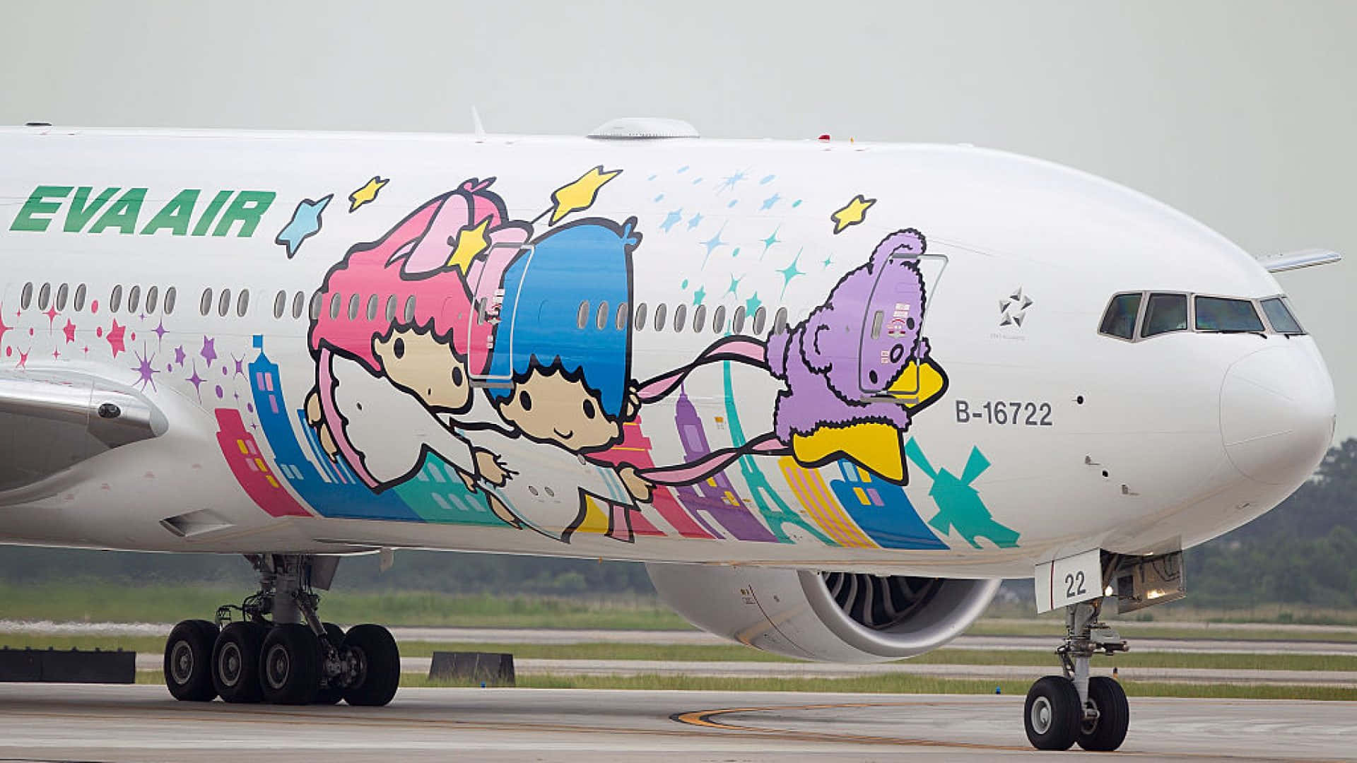 「向世界問好！」 壁紙 — 一架色彩繽紛的EVA Air飛機，機身上有卡通人物，停在陰天下的跑道上。