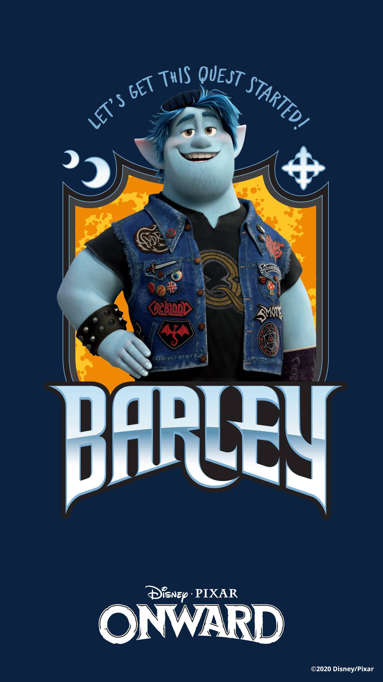 向前衝 Barley 哥特風海報 壁紙 — 一個快樂的藍髮精靈穿著帶有補丁的牛仔背心，自信地站在發光的橙色盾牌背景前。