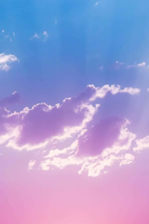 柔和的天空，蓬鬆的雲朵在粉紅色和藍色色調中閃耀。