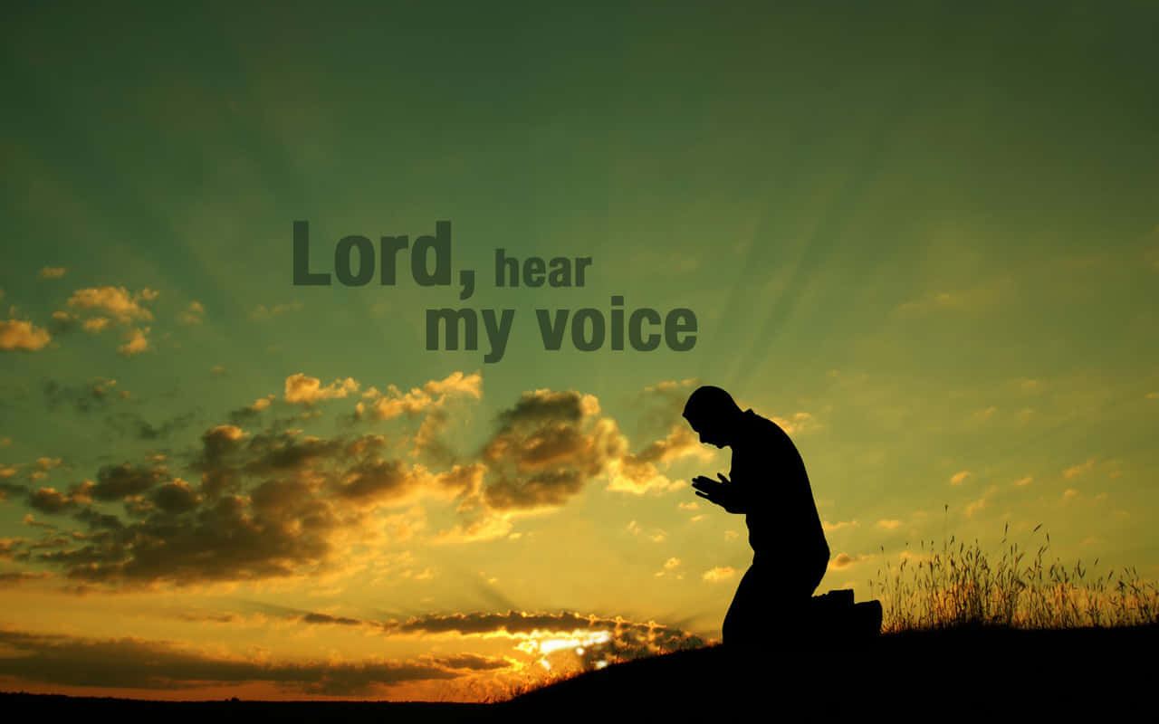 一個人在日落時分跪在山上祈禱，附有文字 Lord hear my voice。