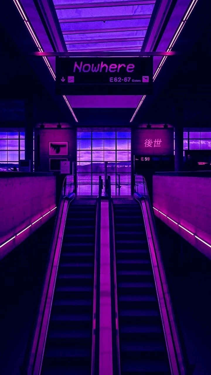 霓虹紫色地鐵站，有電梯和寫著nowhere的標誌。