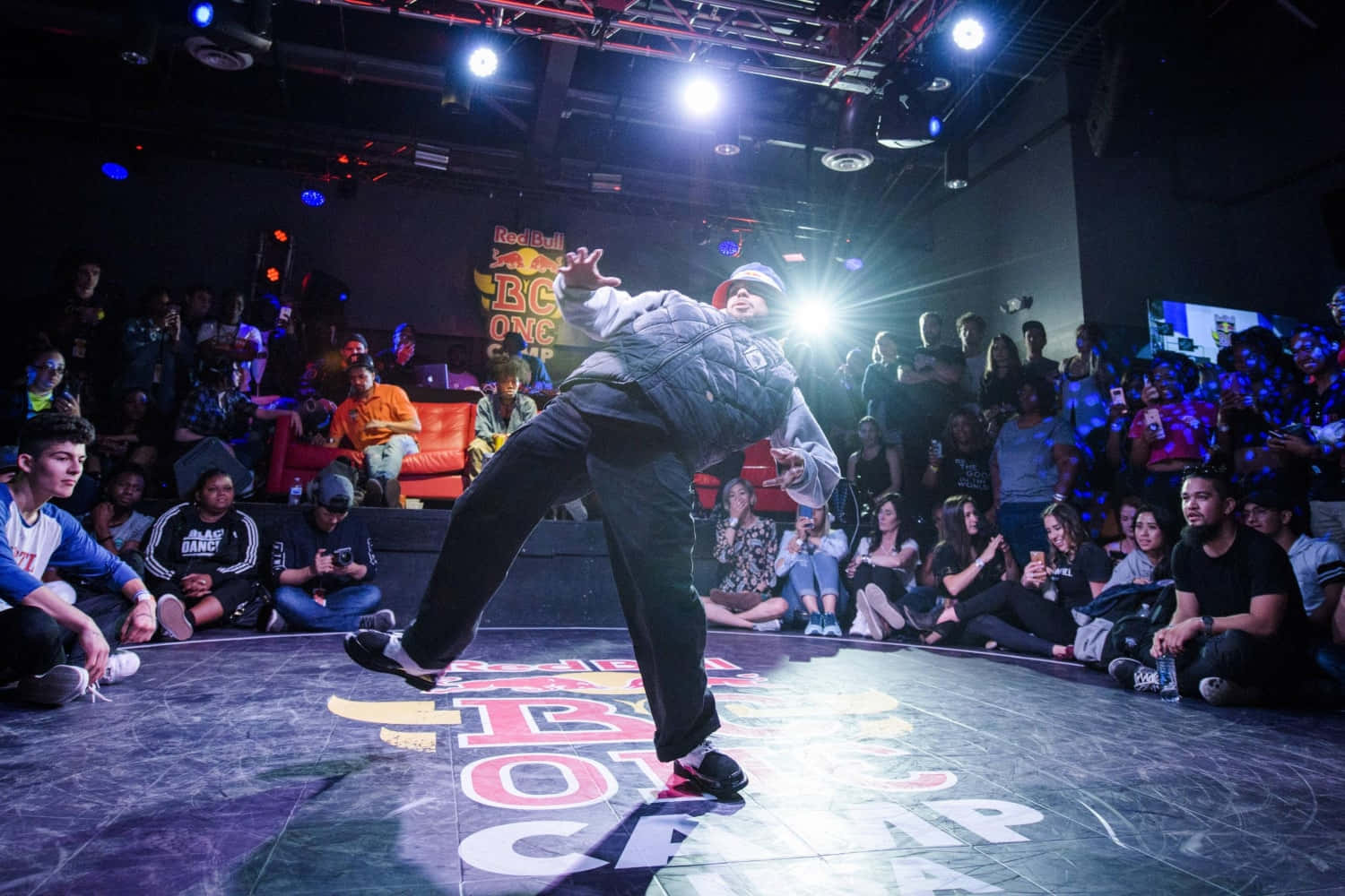 霹靂舞者在 Red Bull BC One 對決中表演，觀眾觀看。