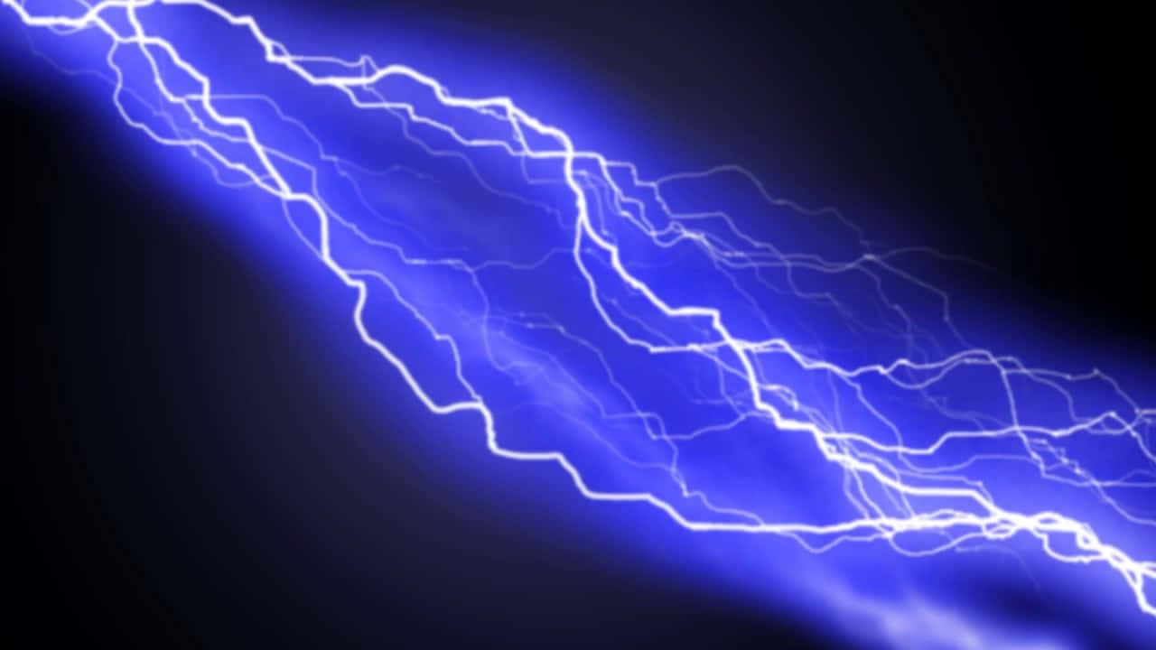 向未來電光迸發 壁紙 — 一道鮮豔的藍色閃電斜劃過黑暗的天空，帶有發光的分支觸鬚。
