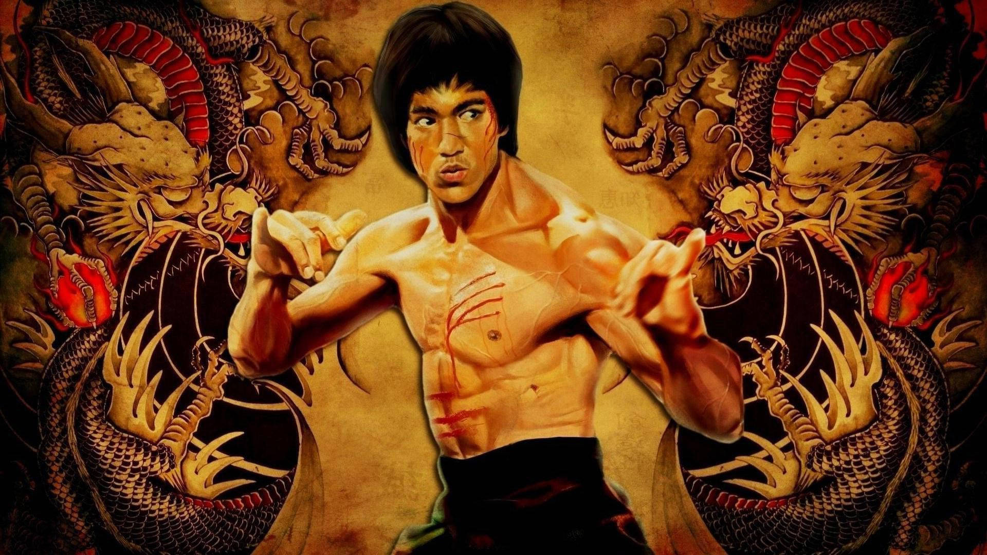 李小龍以武術姿勢站立，身後有龍。