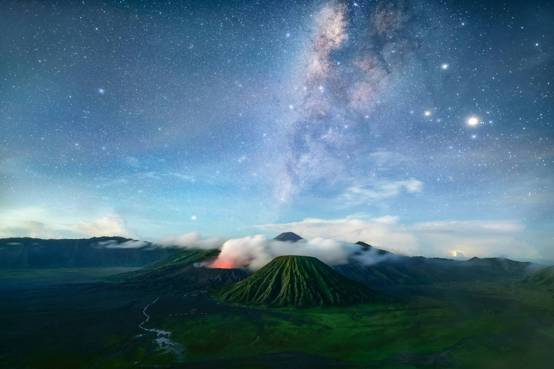 星空下的火山山脈，銀河可見於上方。