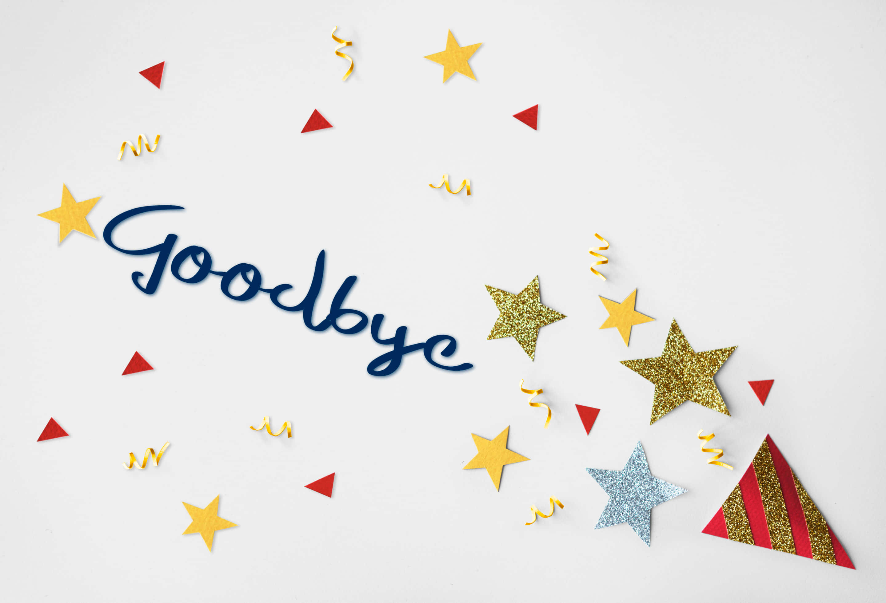 向親愛的人道別 壁紙 — 白色背景上，藍色草書的「goodbye」字樣，周圍環繞著金色、銀色和紅色的星星、五彩紙屑和派對帽。