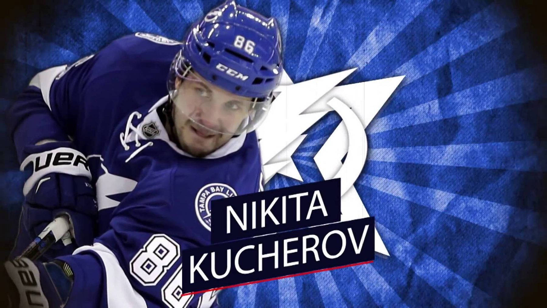 向量藝術作品：尼基塔·庫切羅夫 壁紙 — 冰球運動員 Nikita Kucherov 身穿坦帕灣閃電隊裝備，在帶有球隊標誌的動態藍色放射狀背景前傾身向前。