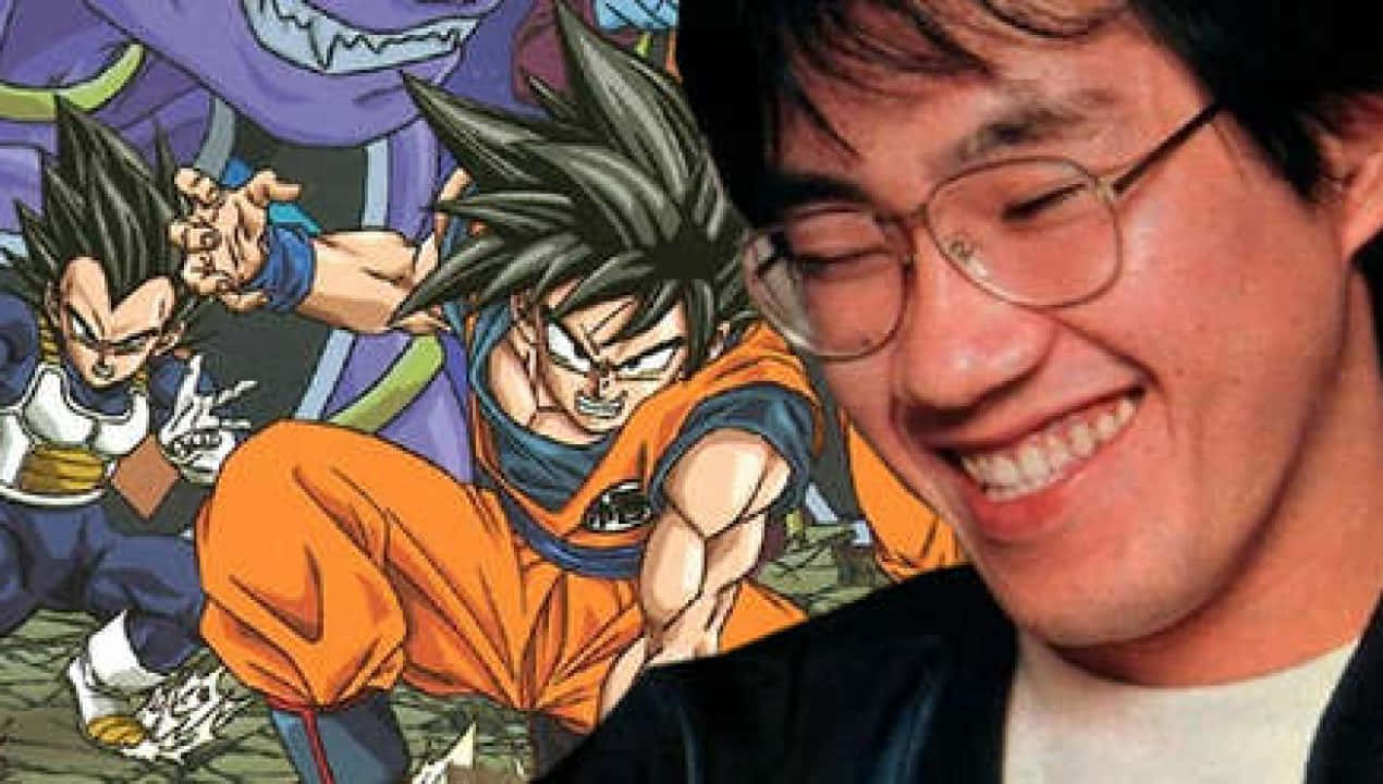 向鳥山明及其經典角色致敬 壁紙 — 一位戴眼鏡的微笑男子站在一張充滿活力的動漫海報前，海報上有悟空和比達以動態戰鬥姿勢呈現。