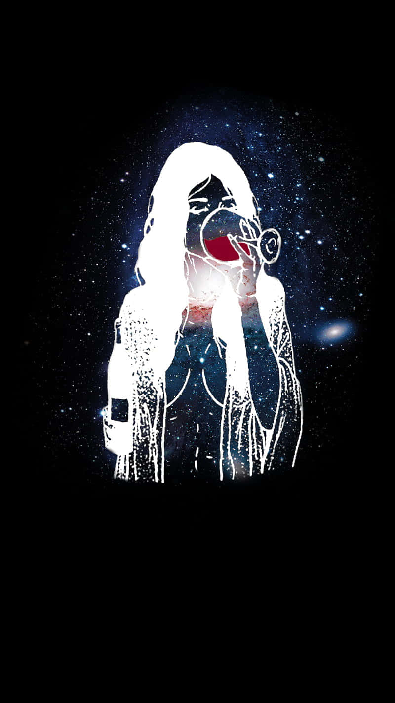 一個發光的白色女太空人剪影，帶有紅色吹嘴，背景是星空。