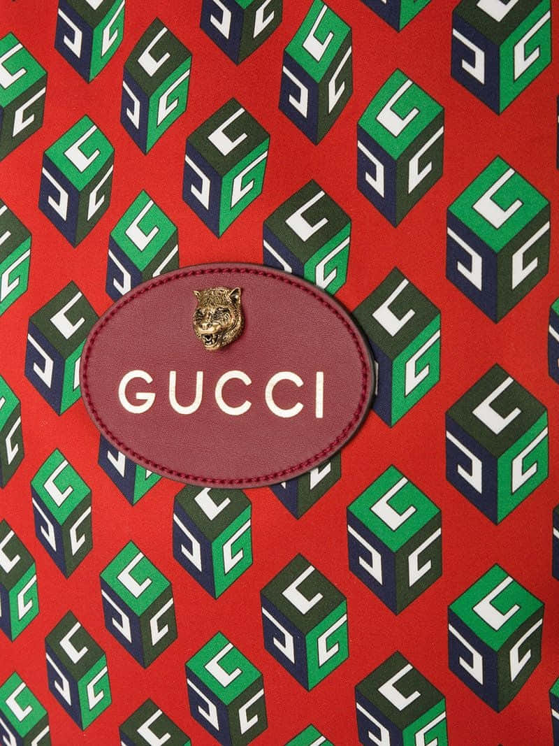 Gucci標誌補丁，帶有老虎頭，位於紅色背景上，重複的綠色和深藍色方塊。