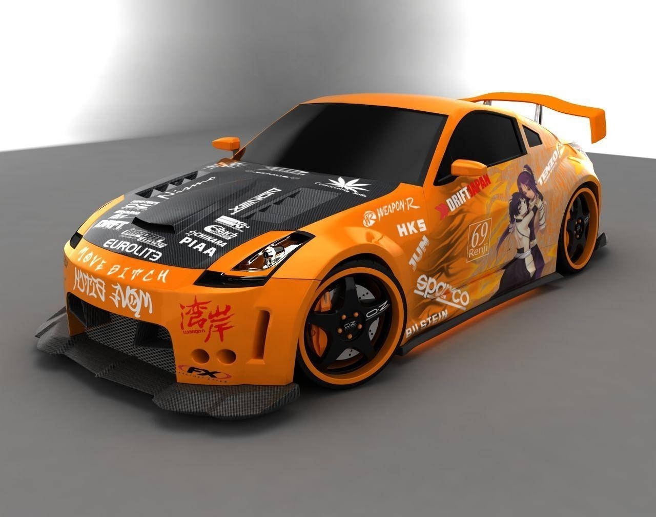 吸睛 Nissan 350Z 壁紙 — 一輛充滿活力的橙黑色動漫主題飄移車，帶有自訂貼紙和大型後尾翼，停在灰色工作室地板上。