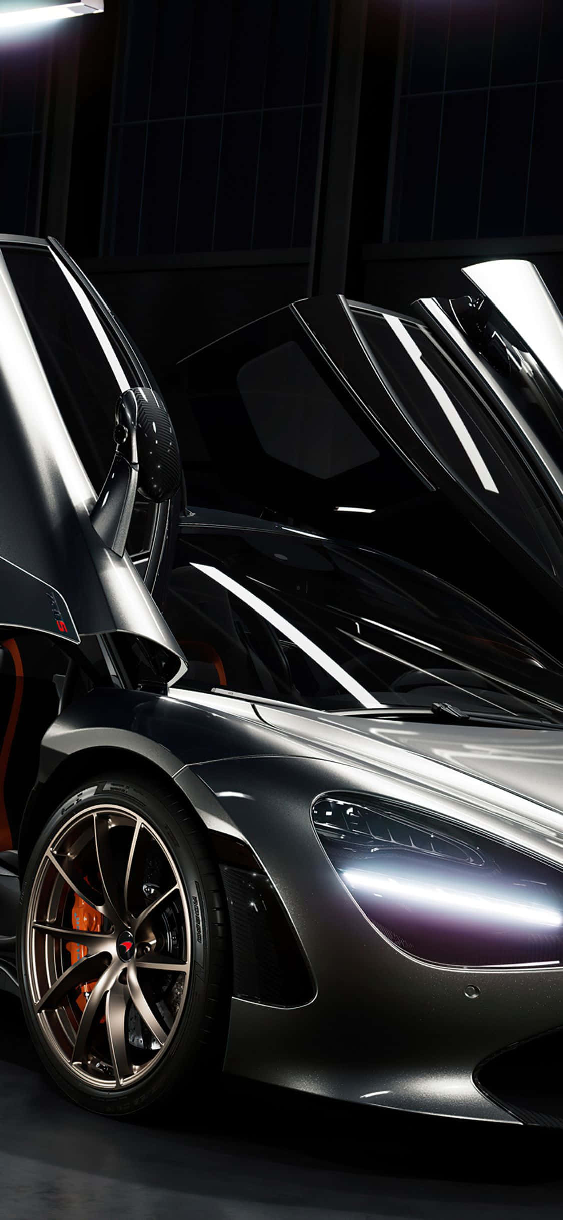 「吸睛動力」：iPhone XS 與 McLaren 720S 壁紙 — 在戲劇性的工作室燈光下，一輛時尚的銀色跑車打開鷗翼門。