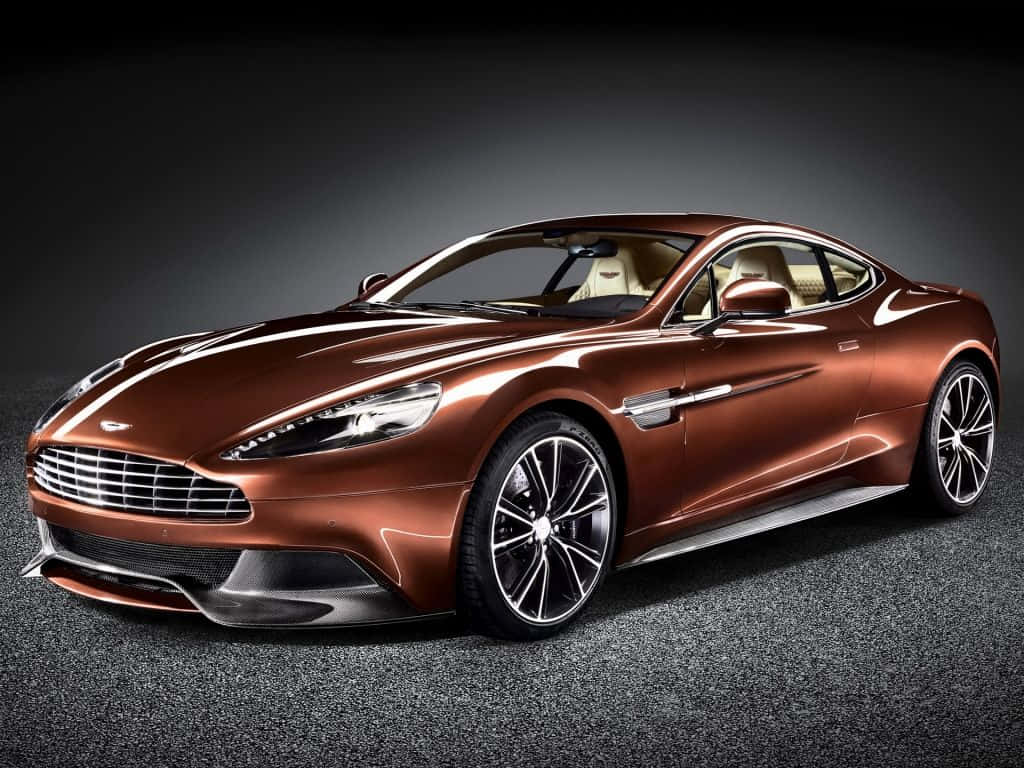 攝影棚燈光下的時尚銅色Aston Martin跑車。