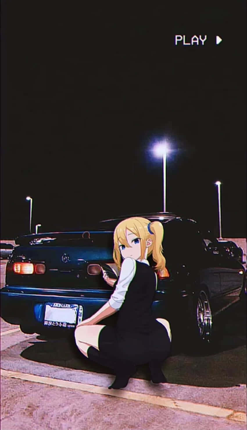 動漫女孩在夜晚燈光明亮的停車場蹲在一輛深藍色汽車旁邊。