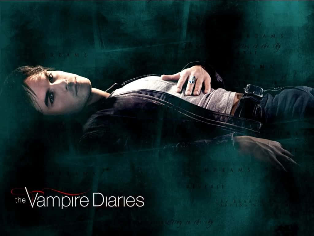 穿著皮褸的男人靠著深藍綠色牆壁，帶有標題「The Vampire Diaries」。