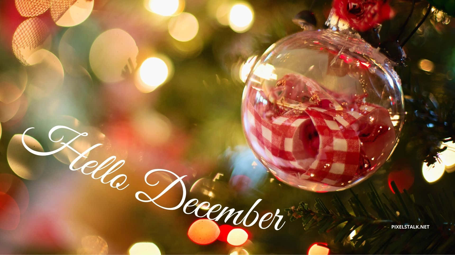 聖誕樹上一個紅白格子裝飾品，帶有發光的燈光和「Hello December」文字。