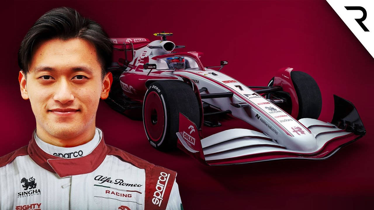 穿著愛快羅密歐賽車服的F1車手站在他的賽車旁。