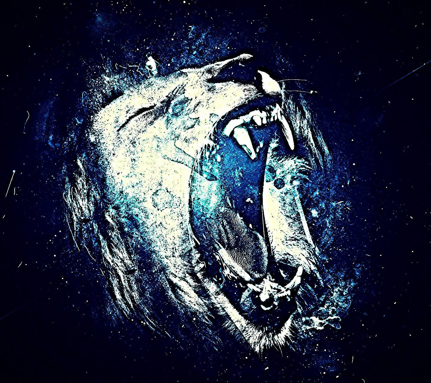 一個風格化的咆哮獅子頭，以藍色和白色呈現，背景是星光閃爍的太空。