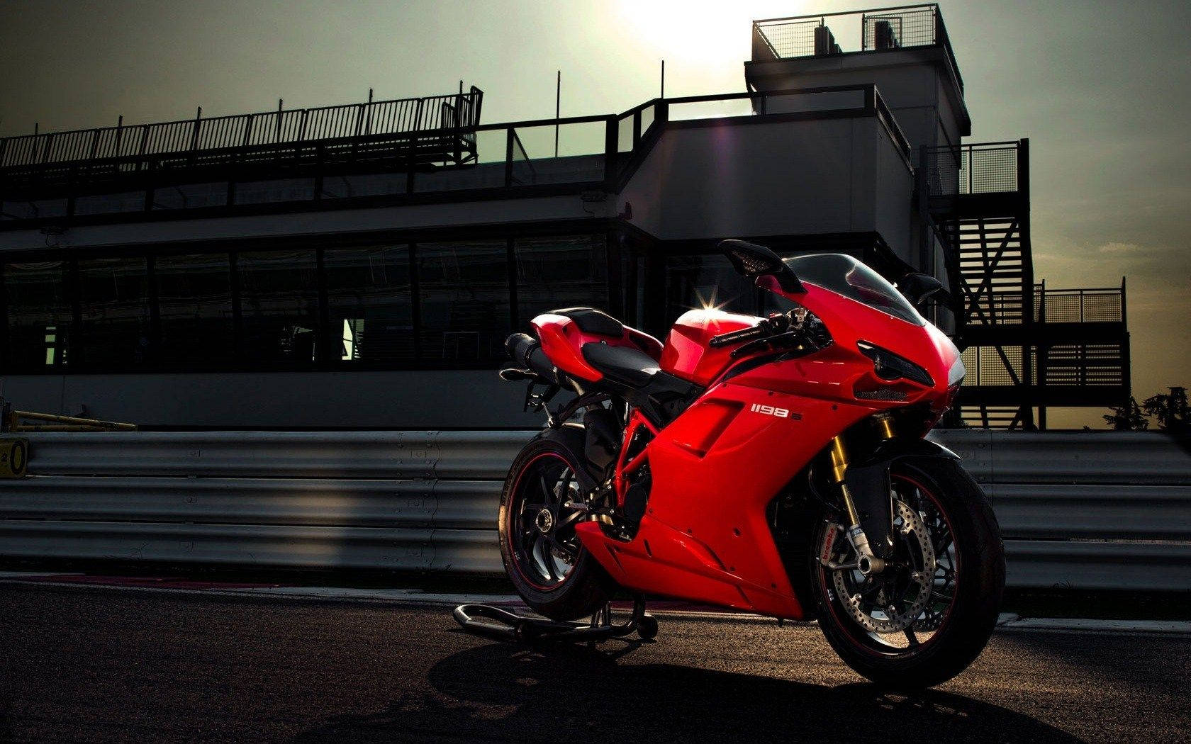 紅色Ducati 1198電單車在日落時停泊在賽道上