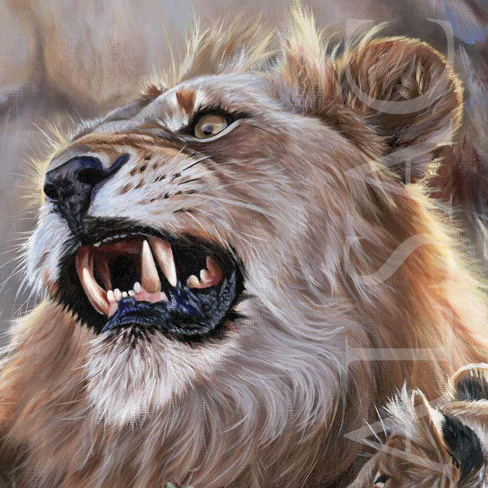 咆哮雄獅頭像側影 壁紙 — 一頭兇猛的獅子在帶有紋理的油畫特寫中張牙舞爪，雙眼發光地咆哮。