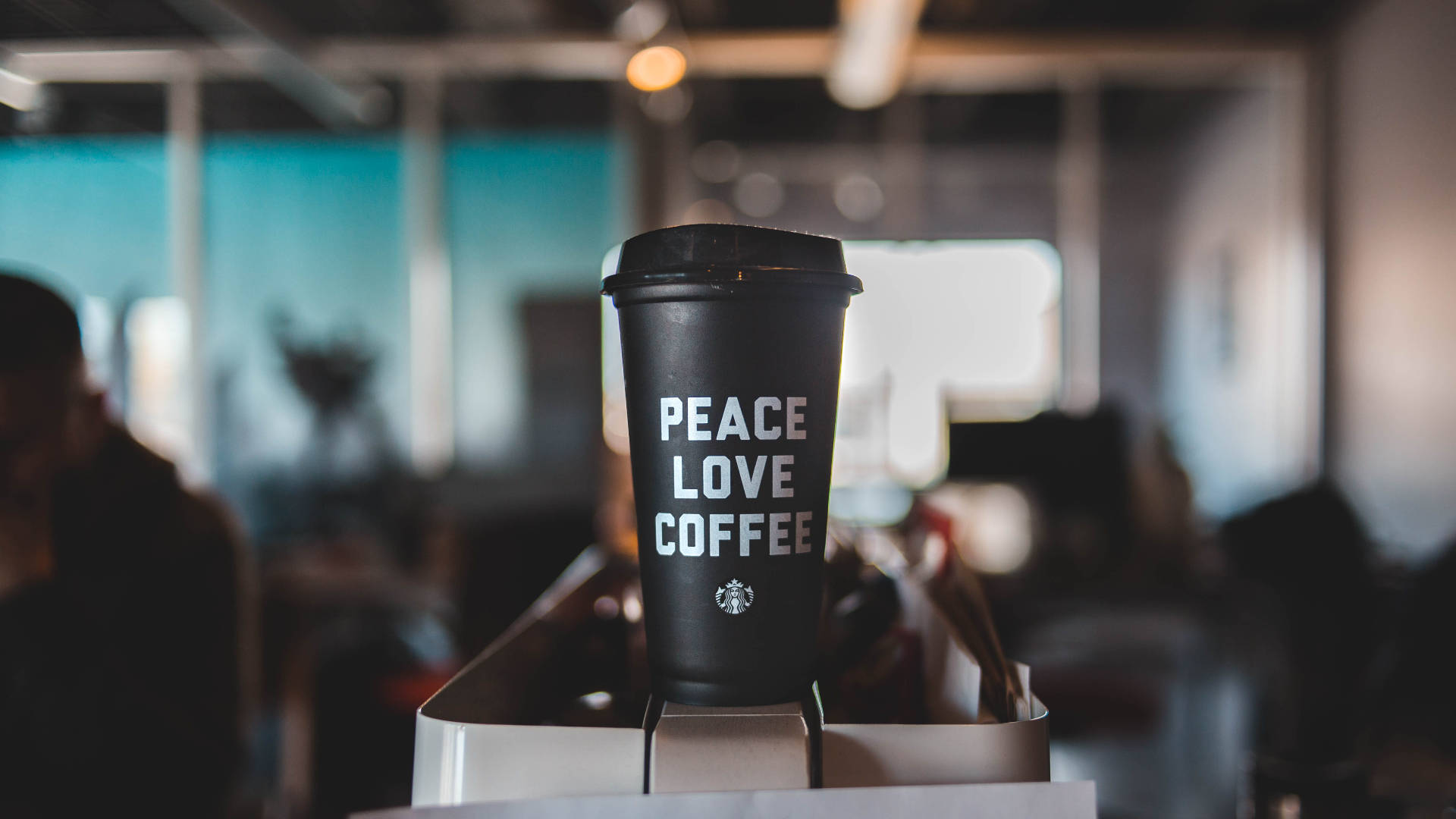 銀色托盤上帶有peace love coffee文字的黑色咖啡杯，辦公室背景 — 星巴克 壁紙