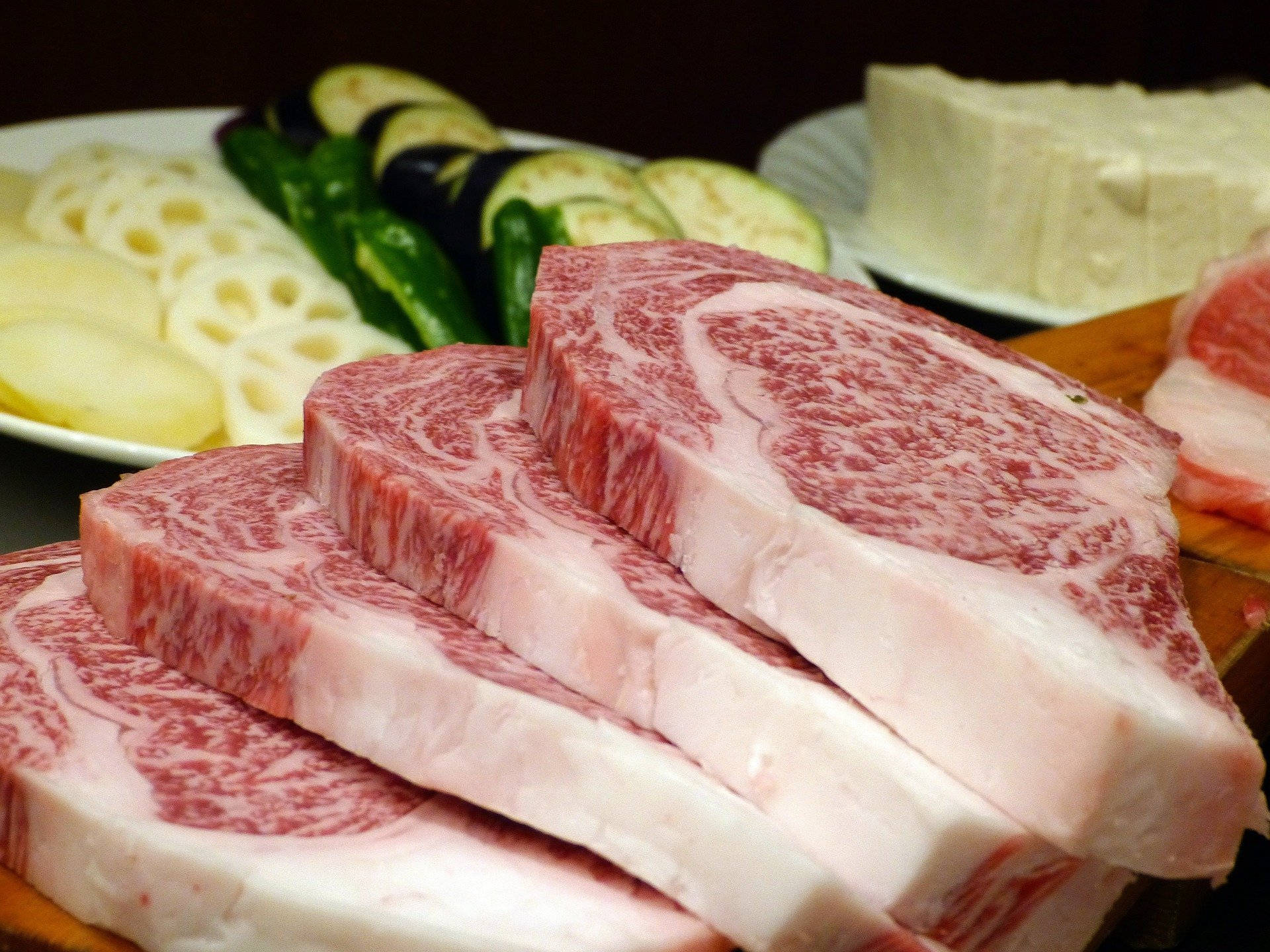 火鍋用的切片和牛、蔬菜和豆腐。