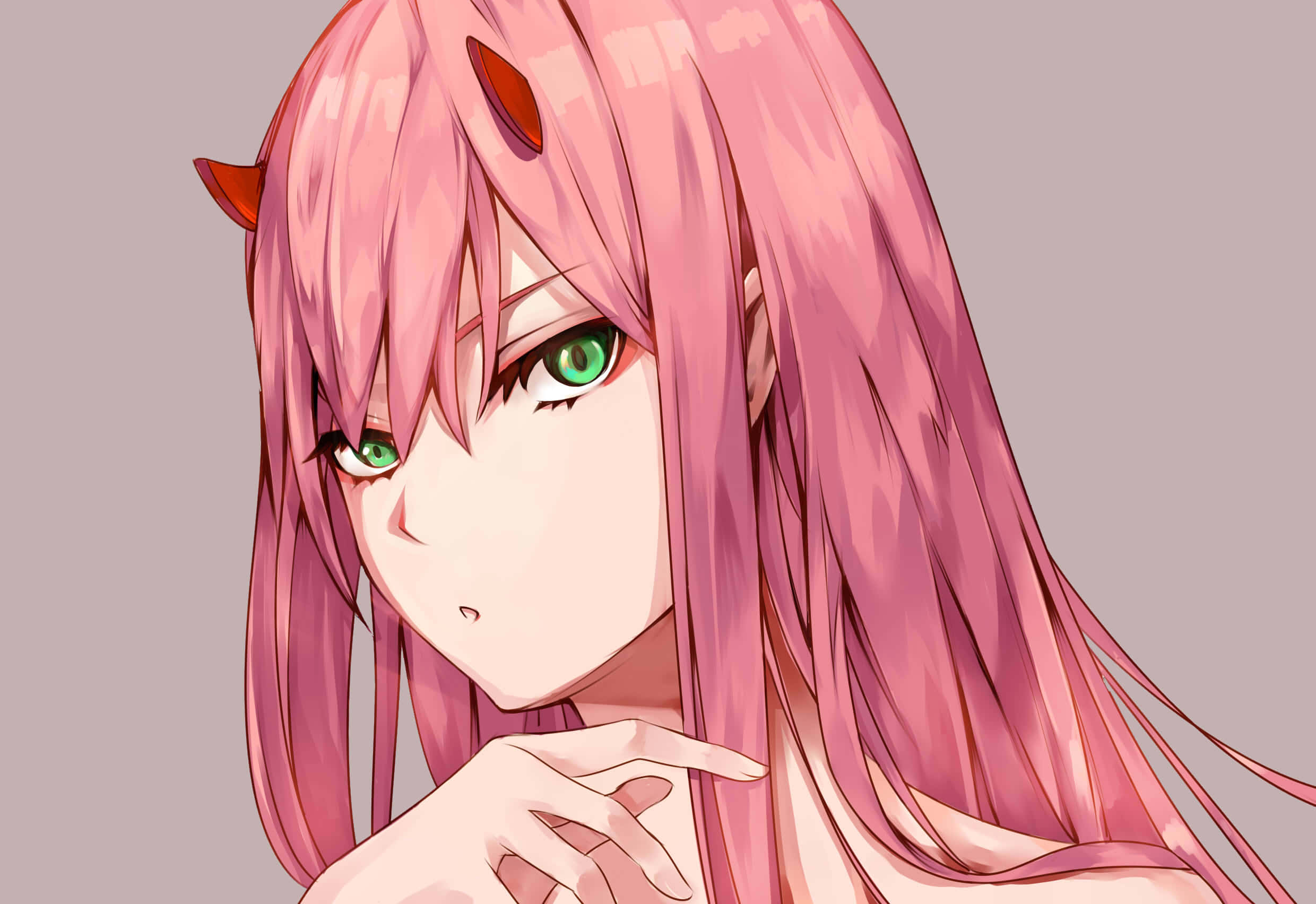 「和諧共處——《DARLING in the FRANXX》中的 Hiro 與 Zero Two」 壁紙 — 一個粉紅色頭髮、綠色眼睛、頭上有細小紅色角的動漫女孩特寫，她輕輕地凝視，一隻手靠近下巴。