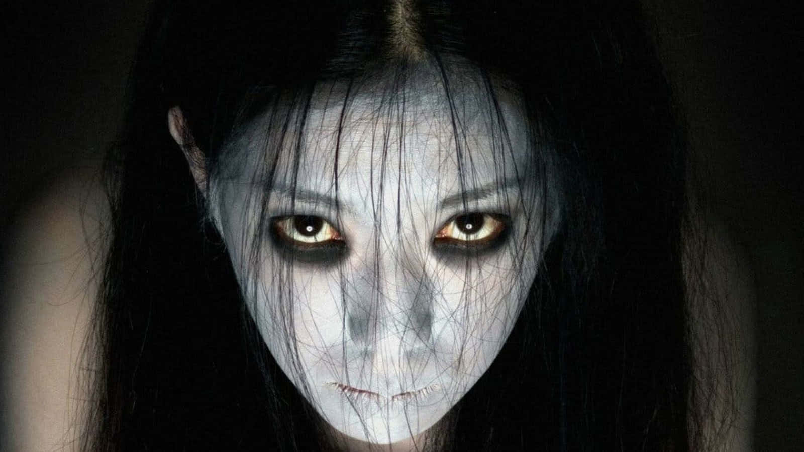 一個幽靈般的女人，在黑暗的環境中有發光的眼睛和黑髮。