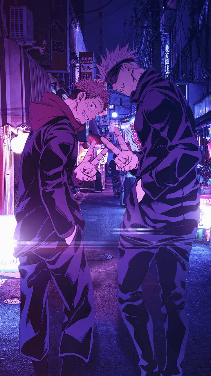 兩個穿著連帽衫的動漫男孩在夜晚發光的紫色小巷中做出和平手勢。