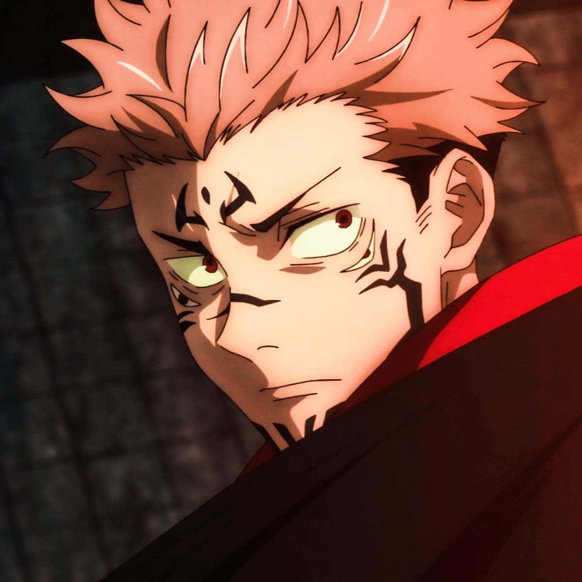 咒術迴戰 Sukuna 動畫角色近照 壁紙 — 一個兇猛嘅動漫角色，有尖刺嘅粉紅色頭髮同發光嘅眼睛，喺黑暗紋理背景前強烈凝視。
