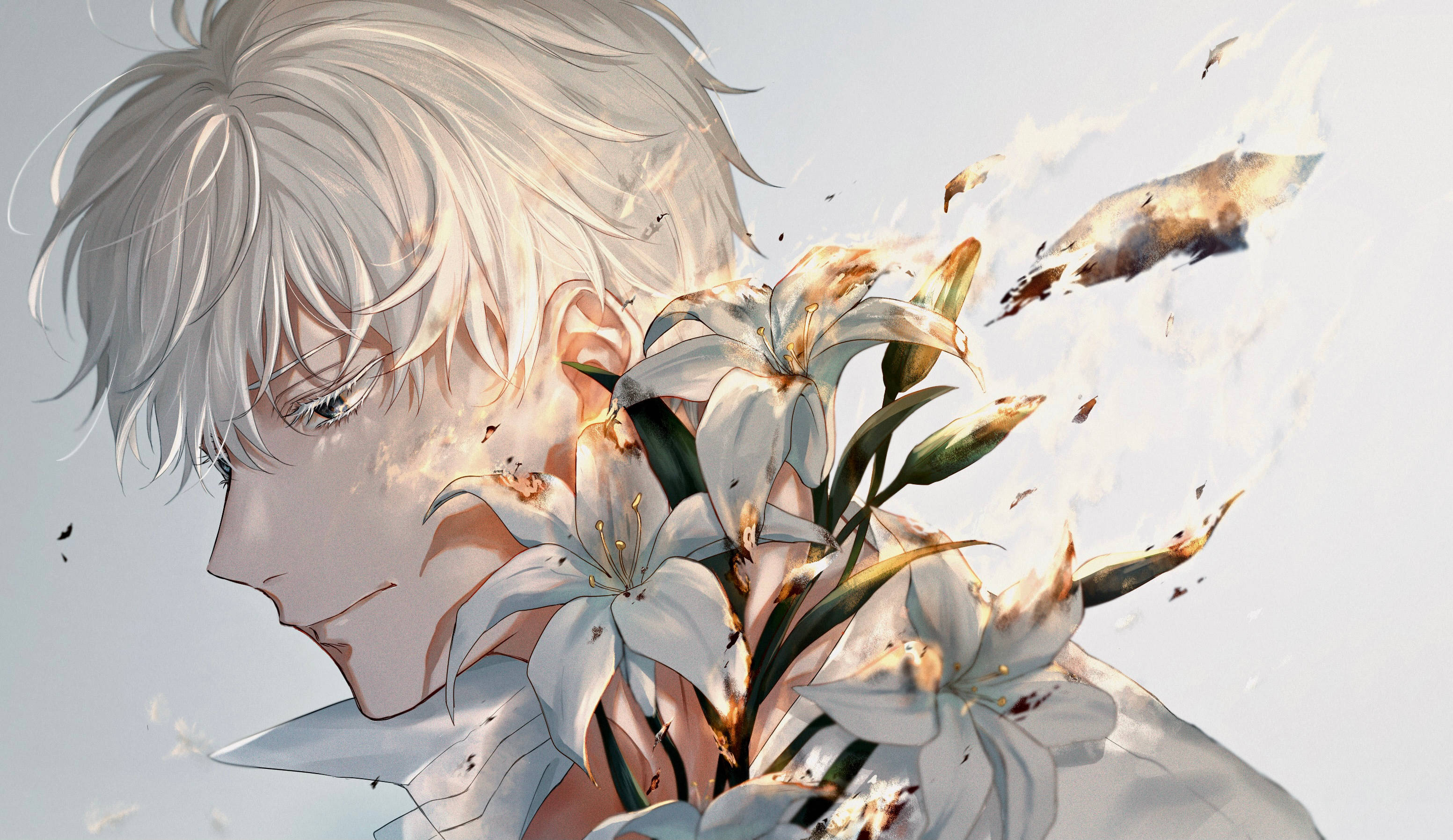 咒術迴戰五條悟白花 壁紙 — 一個銀髮動漫男孩，百合花從他的肩膀綻放，背景是柔和的灰色。